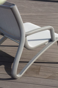 https://www.piscines-hydrosud.fr/medias_produits/imgs/accoudoirs-et-patins-fauteuil-lounge-sunset.jpg