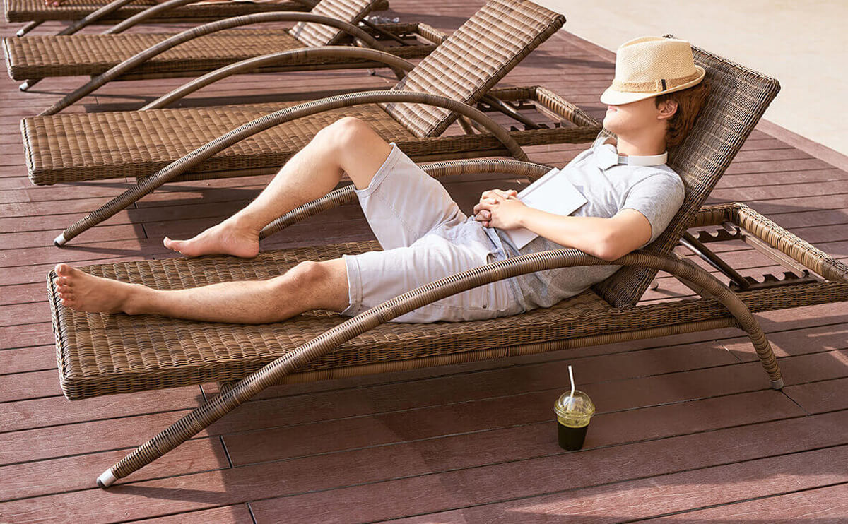 un homme faisant une sieste sur un bain de soleil