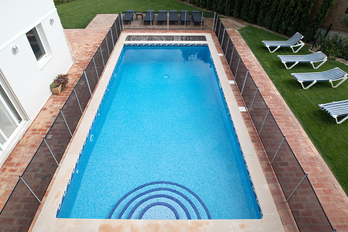 piscine sécurisée par des barrières