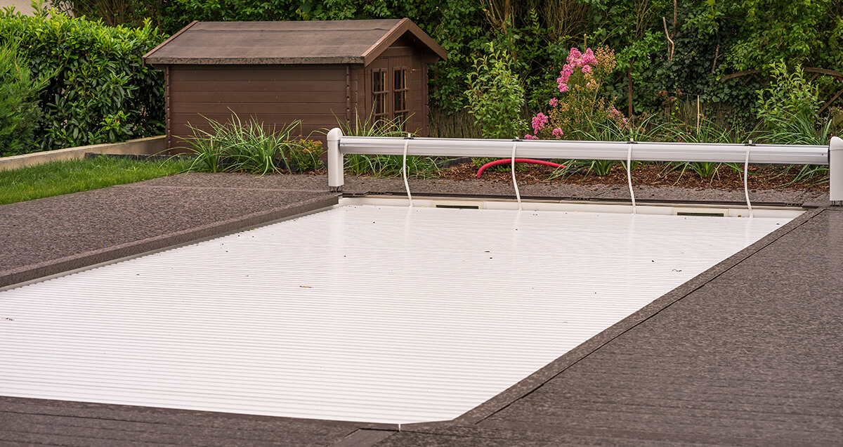 volet recouvrant une piscine