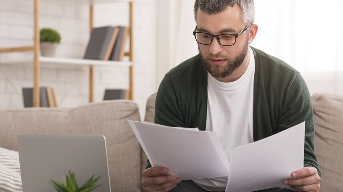 homme tenant des feuilles