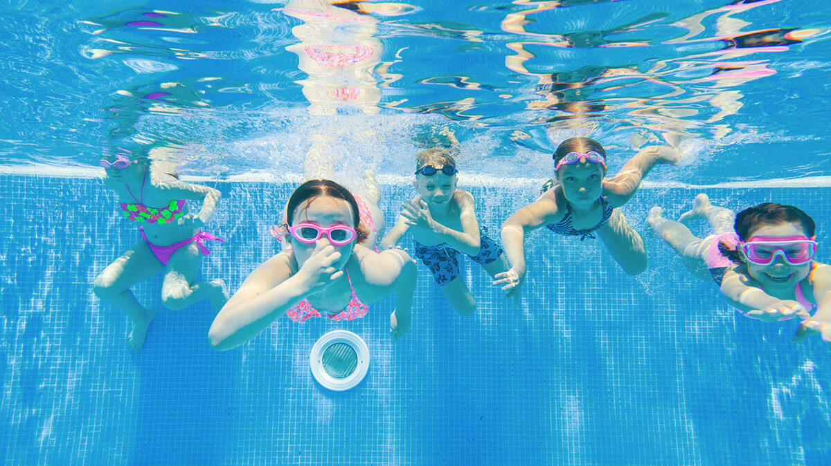 Enfants nageant dans une piscine