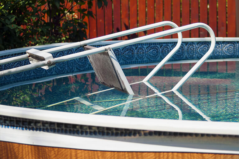 Echelle renversé dans une piscine hors-sol