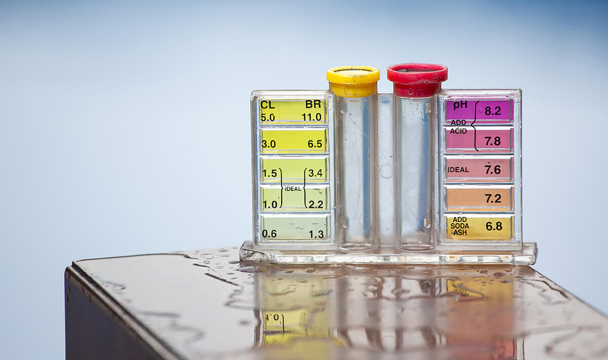 une mère et son enfant posant dans une piscine tubulaires