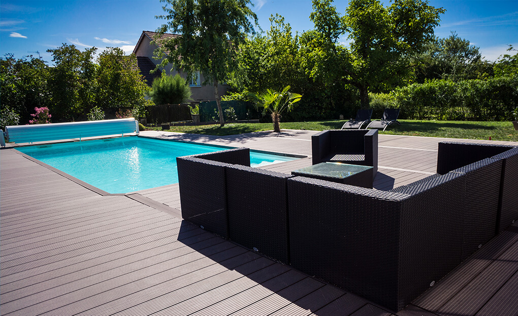 Bord de piscine aménagé