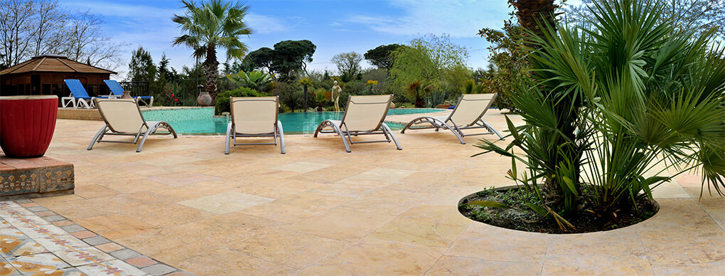 dalles en pierre plage de la piscine