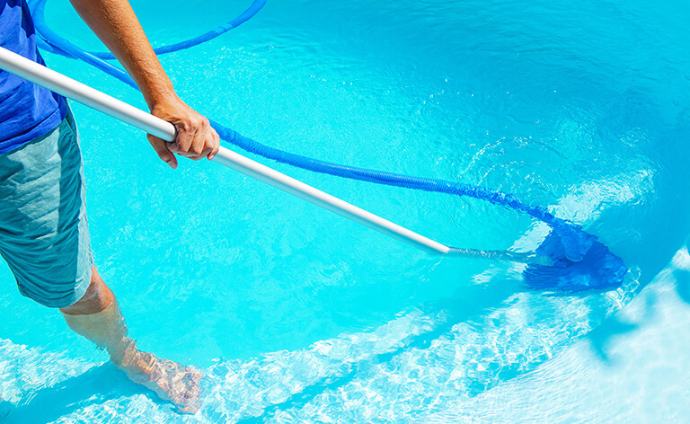 nettoyage de la piscine avec brosse