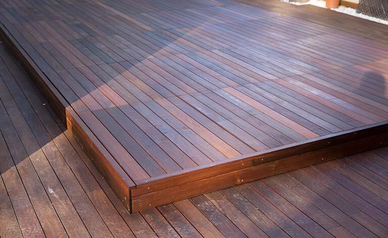terrasse en bois pour piscine