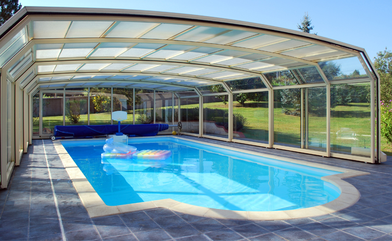 piscine avec un abri