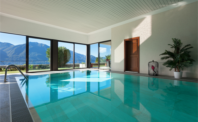 le type de piscine présente sur la photo est une piscine d