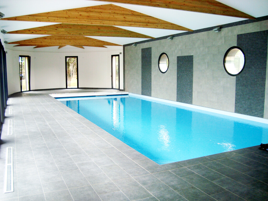 Piscine intérieure faite par PISCINES HydroSud Le Mans