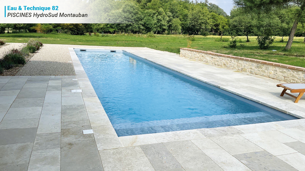 grande piscine grise avec terrasse en carrelage