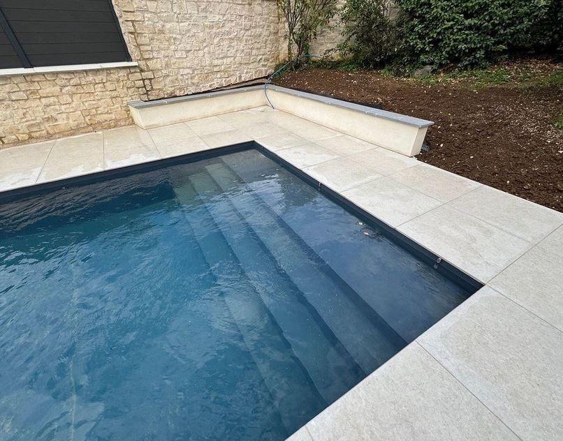 piscine béton avec un zoom sur les marches