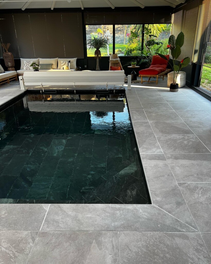 piscine intérieure avec volet