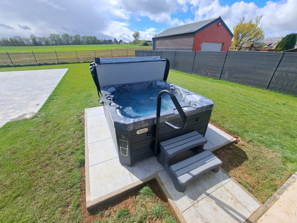 spa extérieur dans un jardin