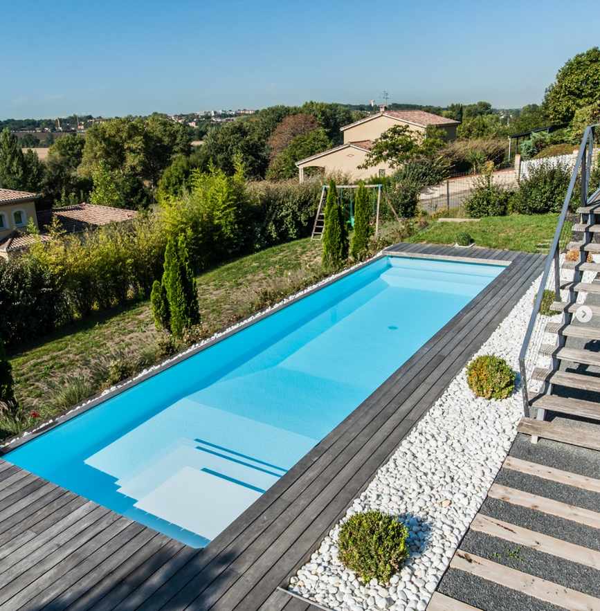 couloir de nage en béton avec terrassement en bois