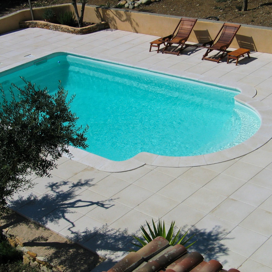 piscine coque avec escalier roman