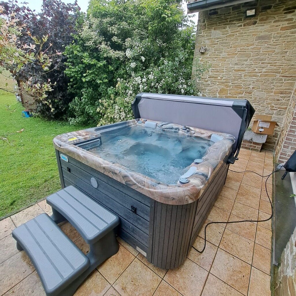 spa extérieur avec escalier
