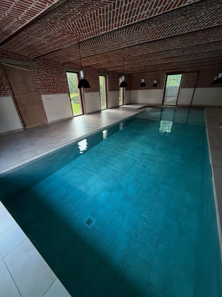maxi-piscine intérieure