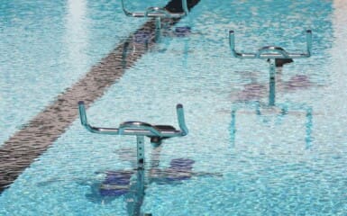 Vélos dans une piscine pour pratiquer et ressentir les bienfaits de l'aquabiking