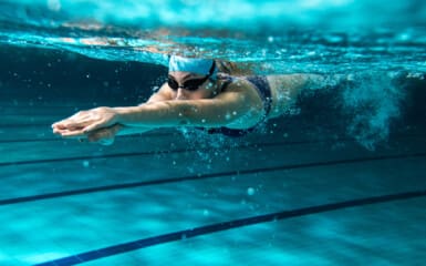 image principale d'une femme nageant pour les bienfaits de la natation