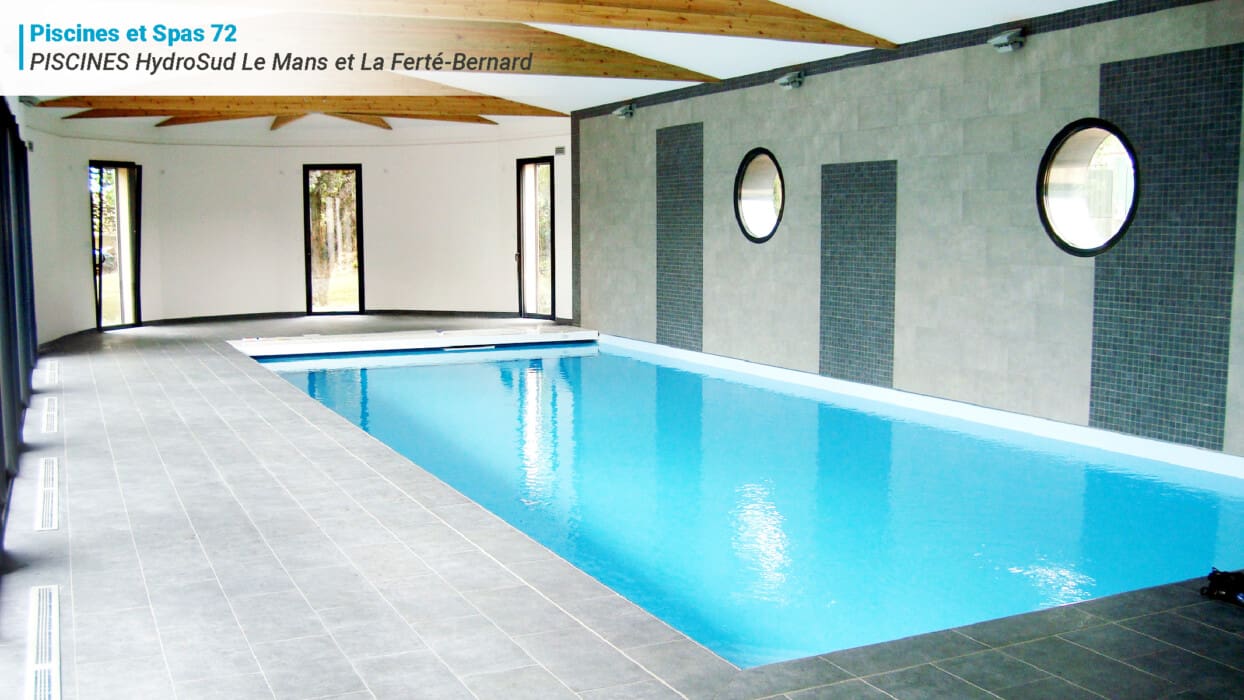 Piscine intérieur faite par PISCINES HydroSud Le Mans