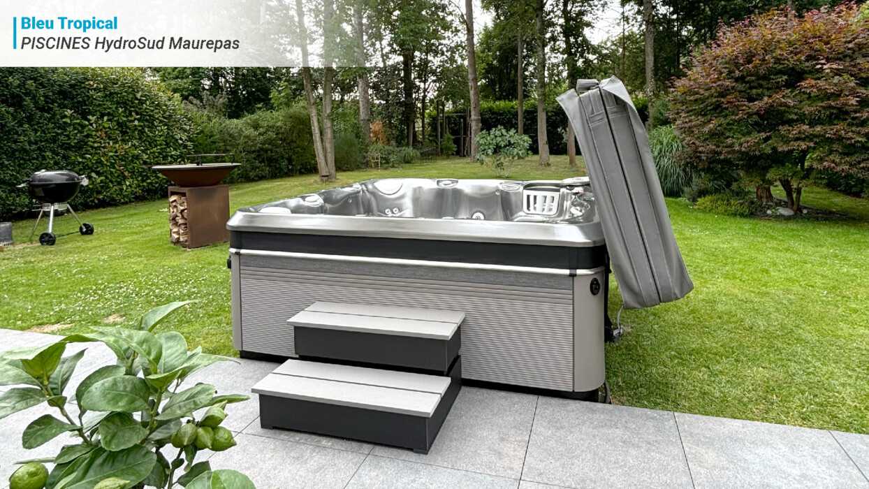 SPA avec marches et couverture