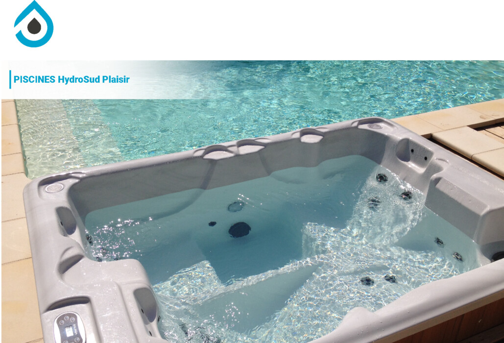 SPA en fonctionnement à coté d'une piscine