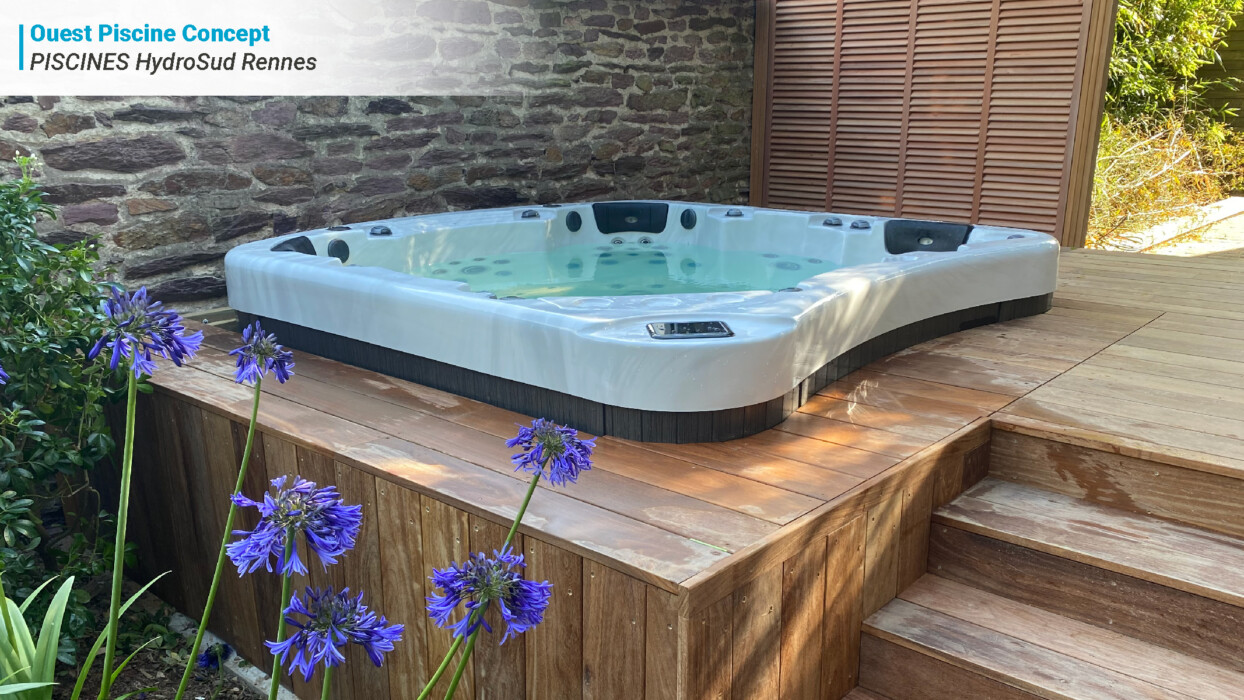 SPA encastré dans une terrasse en bois
