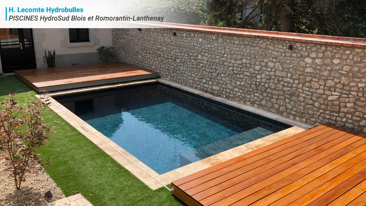 piscine traditionnelle avec terrasse mobile en bois