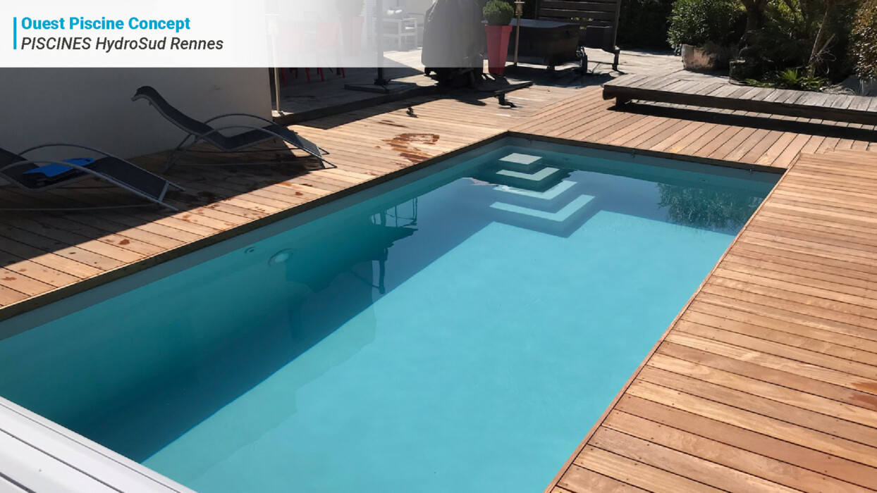 piscine traditionnelle bleue