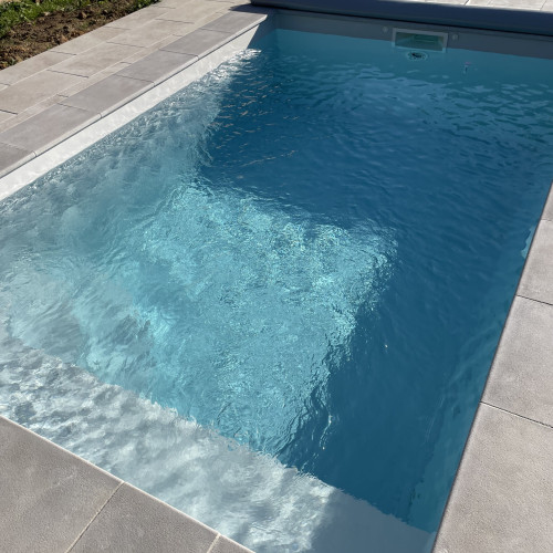 mini-piscine coque avec margelle carrelage